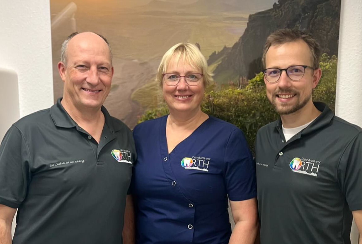 Ihre Zahnärzte vor ORTH. Das Bild zeigt Dr. Karsten Orth, Dr. Ulrike Orth und ZA Florian Orth
