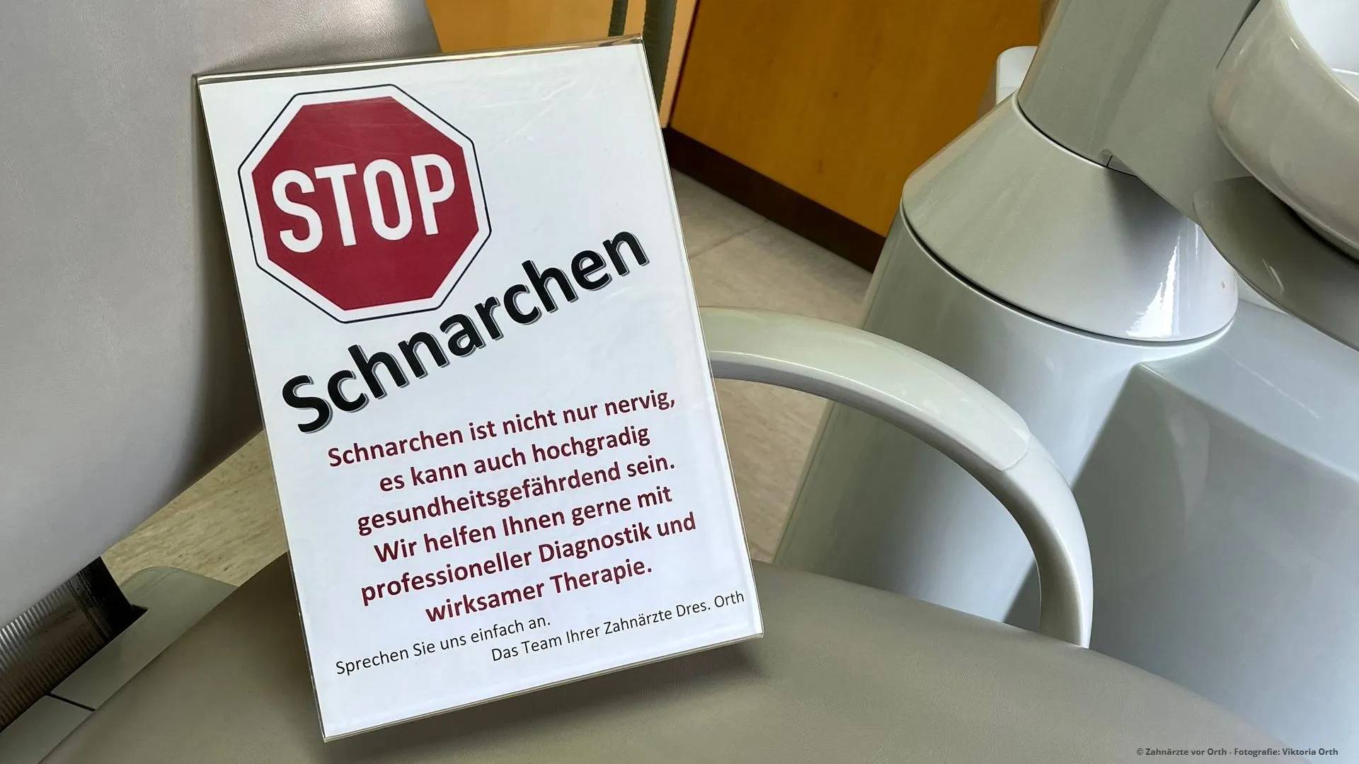 Bild mit der Aufschrift: Schnarchen ist nicht nur nervig, es kann auch hochgradig gesundheitsgefährdend sein. Wir helfen Ihnen gerne mit professioneller Diagnostik und wirksamer Therapie. Sprechen Sie uns einfach an. Das Team Ihrer Zahnärzte Dres. Orth