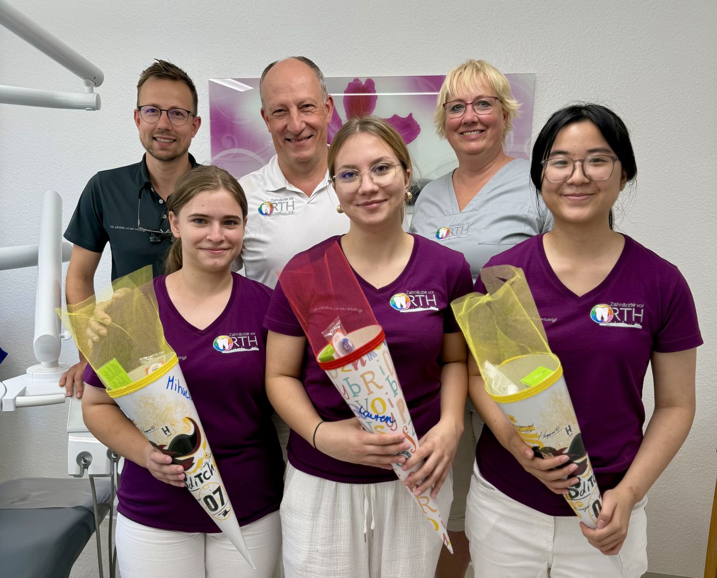 Drei neue Auszubildende bei den Zahnärzten vor ORTH in Schwalmstadt.