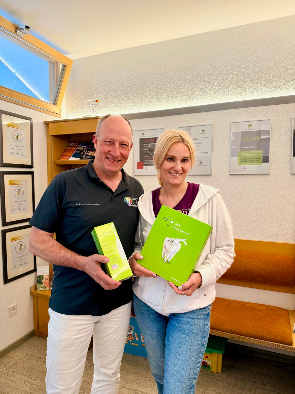 Dr. Karsten Orth begrüßt Sandra im Team der Zahnärzte vor ORTH