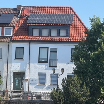 Photovoltaikanlage bei den Zahnärzten vor ORTH: Ein Beitrag zur Nachhaltigkeit.