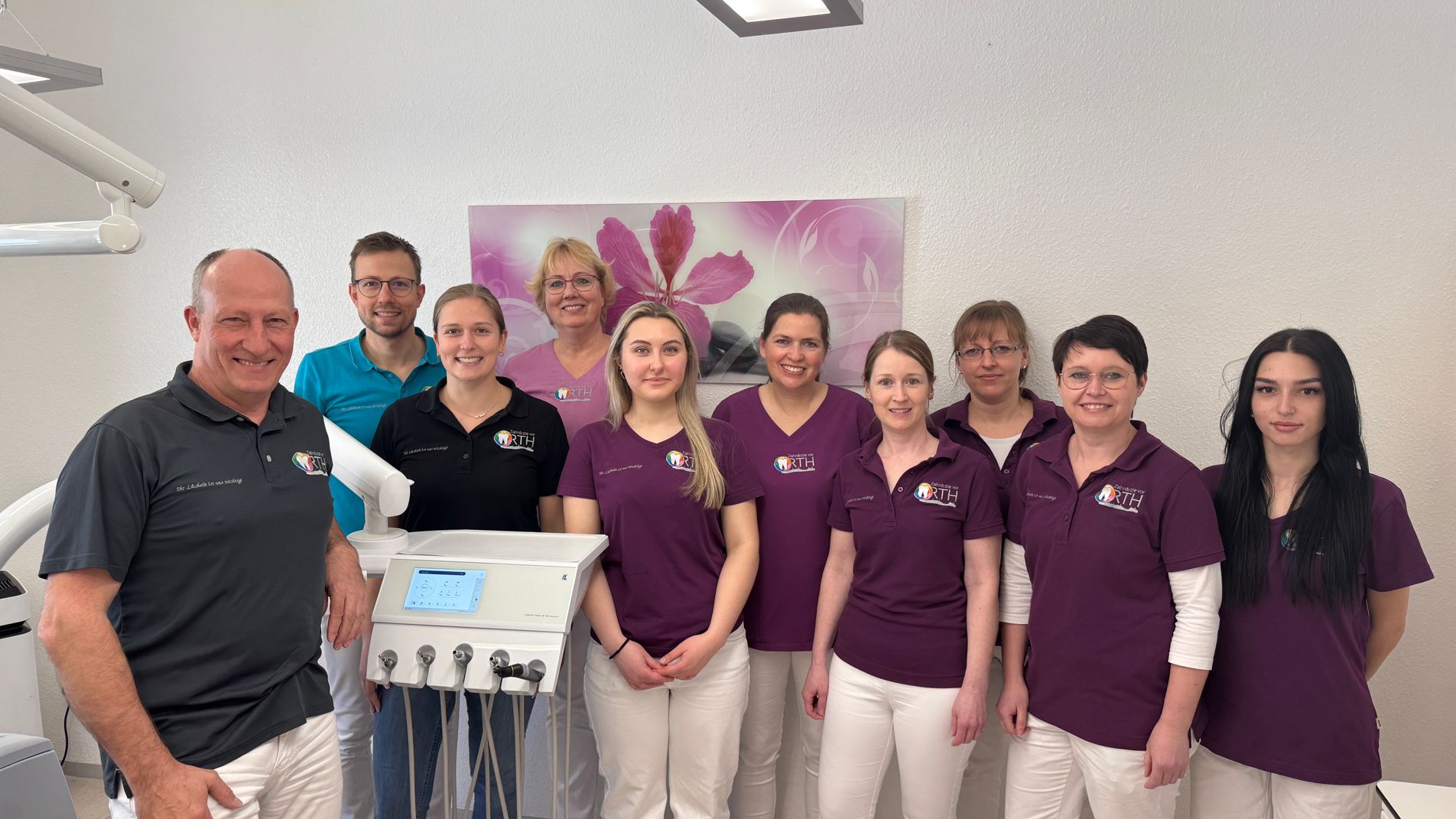 Das Team der Zahnärzte vor Orth